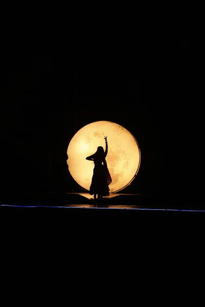 Σιλουέτα Του Χορευτή Στο Moonset — Φωτογραφία Αρχείου