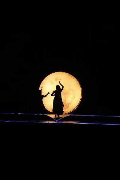 Sylwetka Tancerki Moonlight Scenie — Zdjęcie stockowe