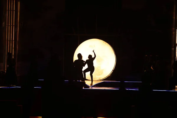 Dansers Silhouet Maanlicht Een Podium — Stockfoto