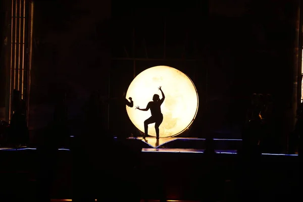 Silhueta Dançarina Moonset — Fotografia de Stock