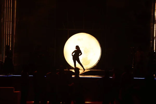 Silhueta Dançarina Moonset — Fotografia de Stock