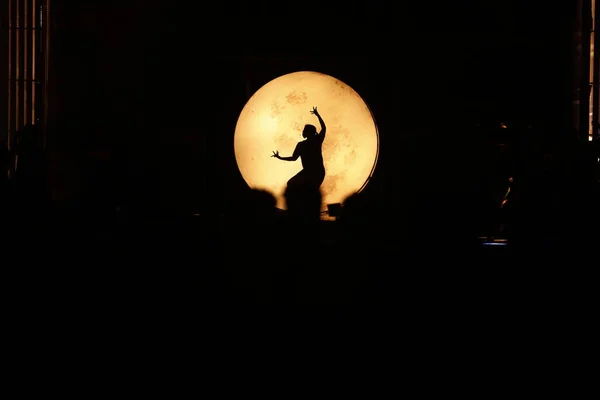 Moonset Dansçı Silueti — Stok fotoğraf