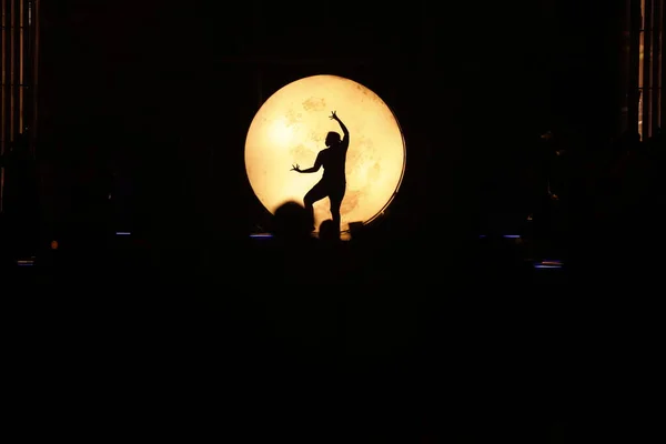 Sylwetka Tancerki Zachodzie Księżyca — Zdjęcie stockowe
