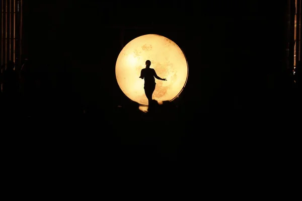 Moonset Dansçı Silueti — Stok fotoğraf