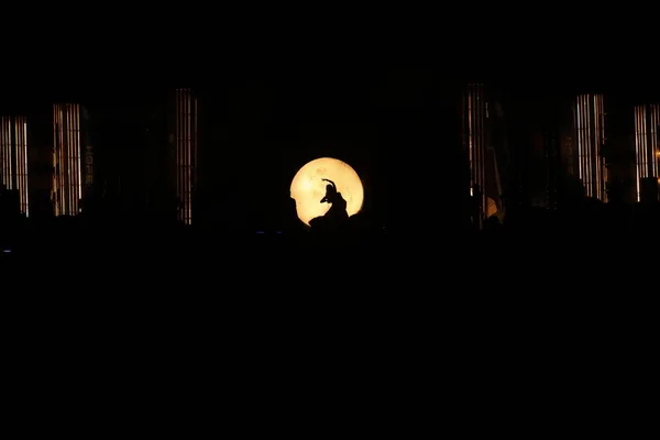 Moonset Dansçı Silueti — Stok fotoğraf