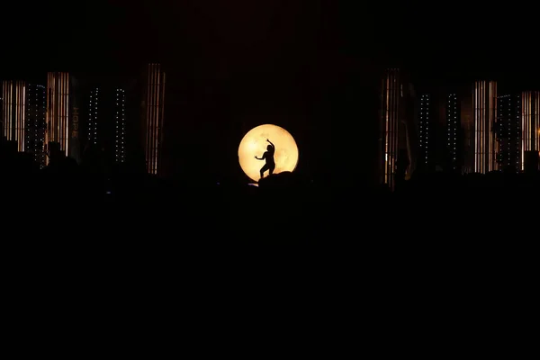 Silhueta Dançarina Moonset — Fotografia de Stock