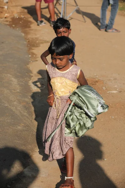Kinderen Kijken Naar Hyderabad India Maart 2022 — Stockfoto
