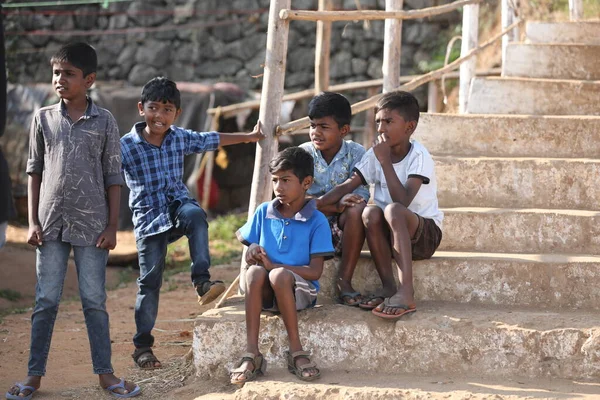 Дети Смотрят Хайдарабад Марта 2022 Года — стоковое фото