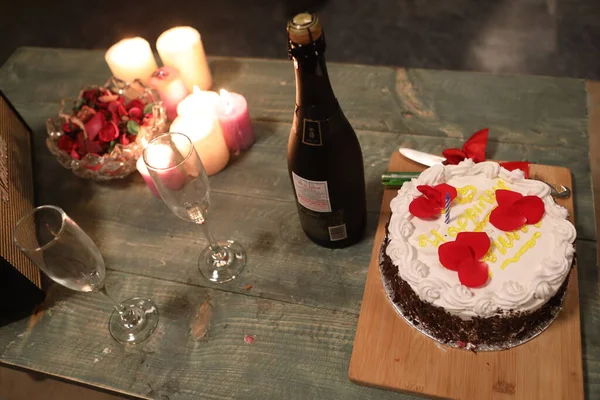 誕生日のケーキとドリンク — ストック写真