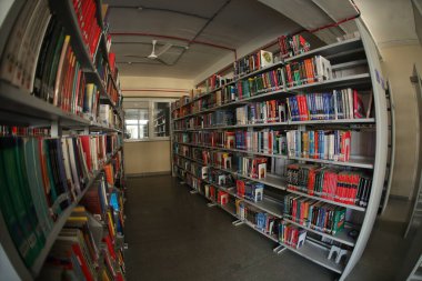 Hyderabad Kolaj Kütüphanesi 'ndeki kitaplar 6 Mart 2022
