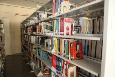 Hyderabad Kolaj Kütüphanesi 'ndeki kitaplar 6 Mart 2022