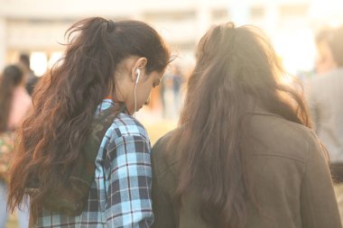 6 Mart 2022 'de Hindistan' da cep telefonlu bir kadın el.