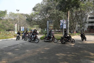 6 Mart 2022 Hyderabad India kolajında motosiklet sürücüleri.