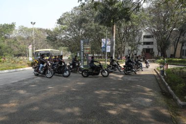 6 Mart 2022 Hyderabad India kolajında motosiklet sürücüleri.