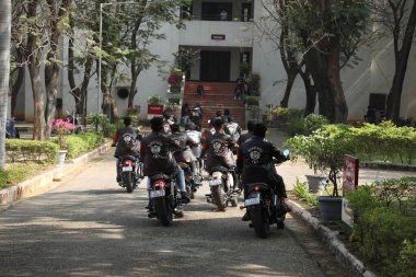 6 Mart 2022 Hyderabad India kolajında motosiklet sürücüleri.