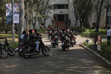 5 Mart 2022 Hyderabad Hindistan 'da motosiklet sürücüleri kolajda