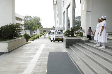 Hyderabad Hastanesi 'nin önündeki ambulans 6 Mart 2022