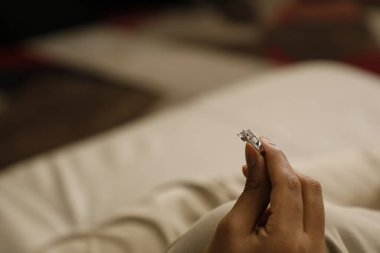 Altın yüzüklü aşık.