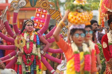 Hint Geleneksel Dansçılar, 6 Mart 2022 'de Hyderabad Karnavalı' nda kılık değiştirdiler.