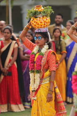 Hint Geleneksel Dansçılar, 6 Mart 2022 'de Hyderabad Karnavalı' nda kılık değiştirdiler.