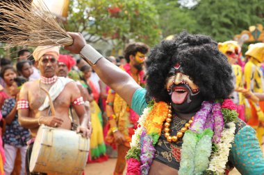 Hint Geleneksel Dansçılar, 6 Mart 2022 'de Hyderabad Karnavalı' nda kılık değiştirdiler.