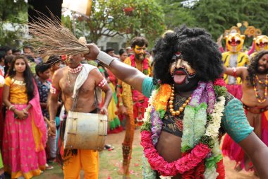 Hint Geleneksel Dansçılar, 6 Mart 2022 'de Hyderabad Karnavalı' nda kılık değiştirdiler.