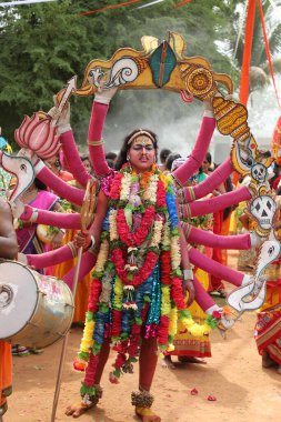 Hint Geleneksel Dansçılar, 6 Mart 2022 'de Hyderabad Karnavalı' nda kılık değiştirdiler.