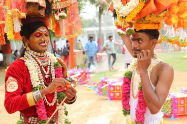 Hint Geleneksel Dansçılar, 6 Mart 2022 'de Hyderabad Karnavalı' nda kılık değiştirdiler.