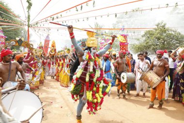 Hintli Geleneksel Dansçılar Hyderabad kılığında 6 Mart 2022