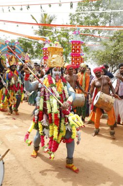Hintli Geleneksel Dansçılar Hyderabad kılığında 6 Mart 2022