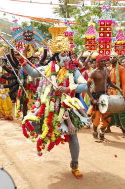 Hintli Geleneksel Dansçılar Hyderabad kılığında 6 Mart 2022