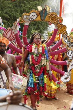 Hintli Geleneksel Dansçılar Hyderabad kılığında 6 Mart 2022