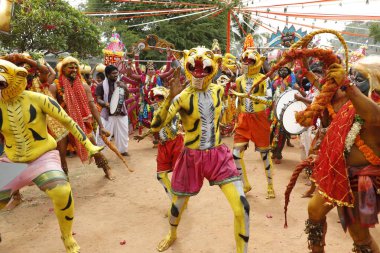 Hintli Geleneksel Dansçılar Hyderabad kılığında 6 Mart 2022