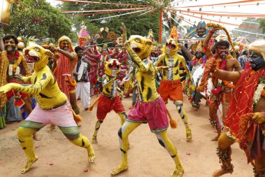 Hintli Geleneksel Dansçılar Hyderabad kılığında 6 Mart 2022