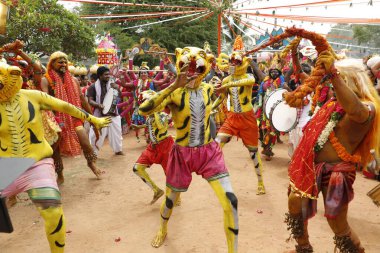 Hintli Geleneksel Dansçılar Hyderabad kılığında 6 Mart 2022