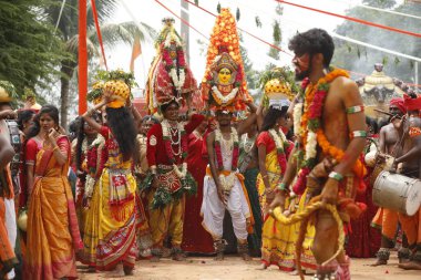 Hintli Geleneksel Dansçılar Hyderabad kılığında 6 Mart 2022