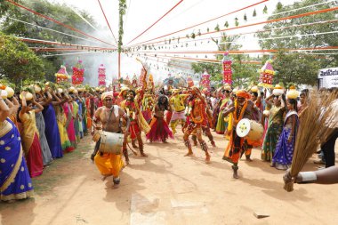 Hint Geleneksel Dansçılar, 6 Mart 2022 'de Hyderabad Karnavalı' nda kılık değiştirdiler.