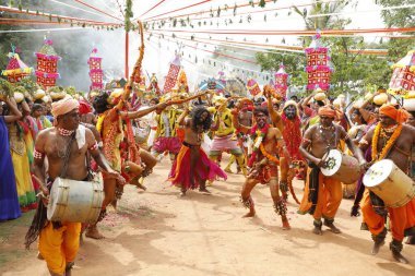 Hint Geleneksel Dansçılar, 6 Mart 2022 'de Hyderabad Karnavalı' nda kılık değiştirdiler.