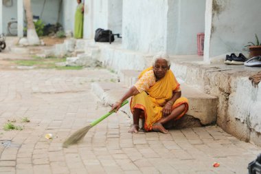 6 Mart 2022 Hyderabad Hindistan 'da çalışan Hintli Yaşlı Kadınlar