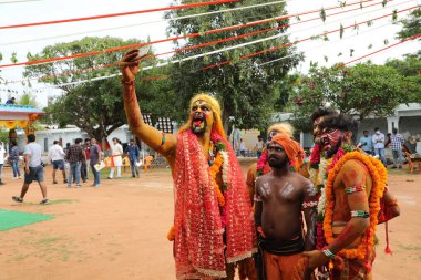 Hint Geleneksel Dansçılar, 6 Mart 2022 'de Hyderabad Karnavalı' nda kılık değiştirdiler.