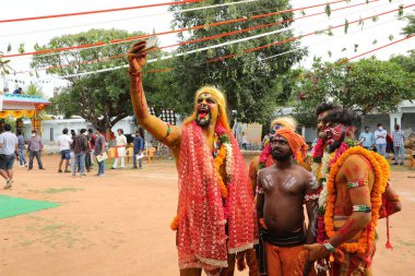 Hint Geleneksel Dansçılar, 6 Mart 2022 'de Hyderabad Karnavalı' nda kılık değiştirdiler.