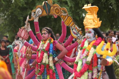 Hint Geleneksel Dansçılar, 6 Mart 2022 'de Hyderabad Karnavalı' nda kılık değiştirdiler.