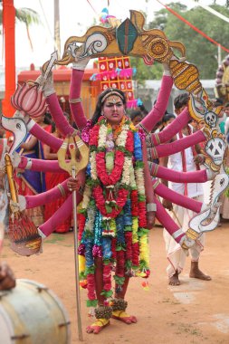 Hint Geleneksel Dansçılar, 6 Mart 2022 'de Hyderabad Karnavalı' nda kılık değiştirdiler.