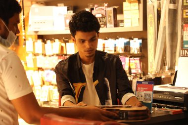 Gitarlı müzisyen 6 Mart 2022 Hyderabad India sahnesinde.