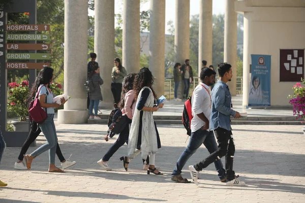 2022年3月6日印度海得拉巴大学校园的医科学生 — 图库照片
