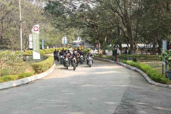 2022年3月6日印度海得拉巴大学的摩托车骑手 — 图库照片
