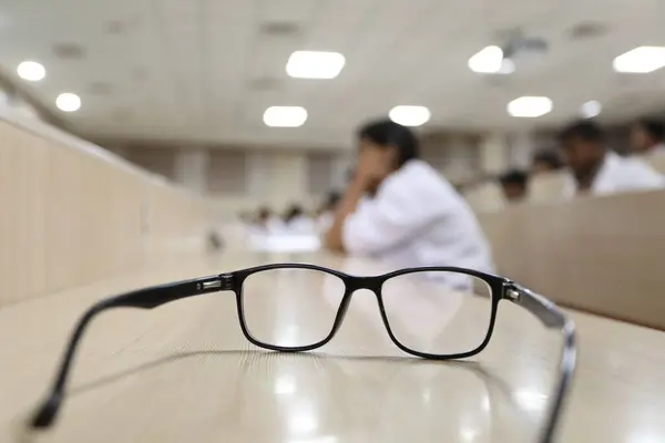 Silhouette Occhiali Vista Sulla Tavola — Foto Stock