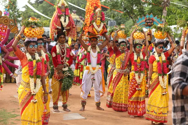 Indiai Hagyományos Táncosok Egy Öltözékben Karnevál Hyderabad India Március 2022 — Stock Fotó