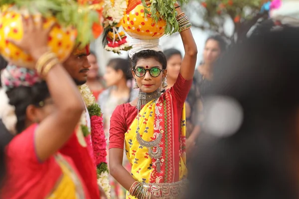 Indyjskie Tradycyjne Tancerki Przebraniu Karnawale Hyderabad Indie Marca 2022 — Zdjęcie stockowe