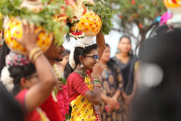 Indiase Traditionele Dansers Een Kostuum Carnaval Hyderabad India Maart 2022 — Stockfoto